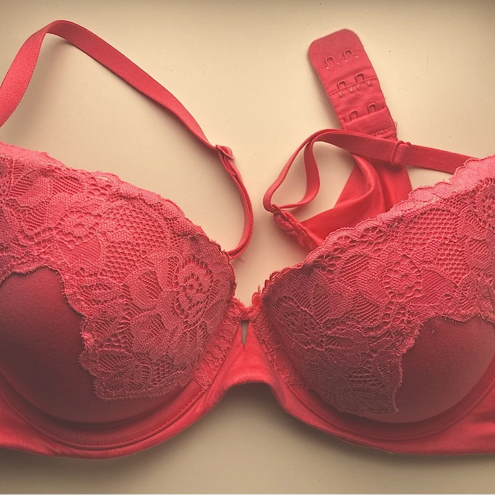 Elegant vibrant pink Push-Up Bra with lace accents - Picture 1 of 2